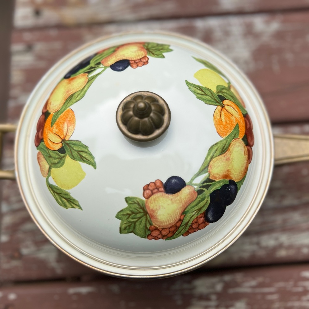 Vintage Regency Club 8" Covered Saucepan Enamel Fruit Design & Brass Handle|Chef - Picture 7 of 16